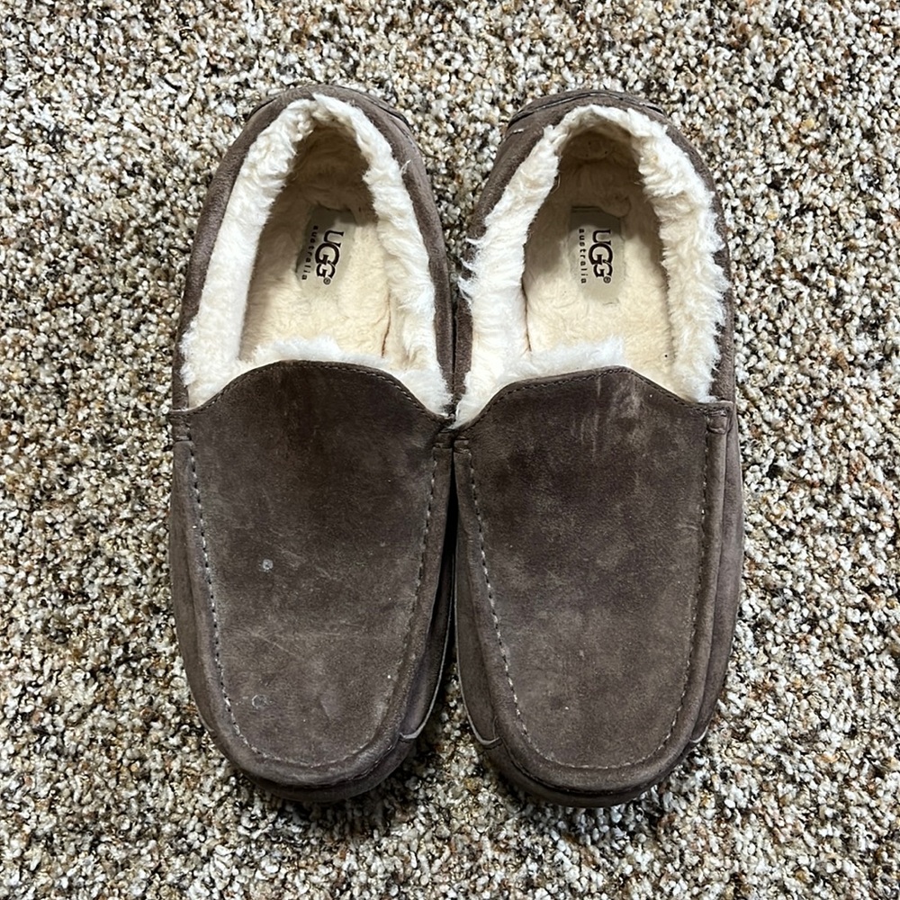 UGG Ascot Suede Slipper - Men's Size 10 Color: Espresso Suede.